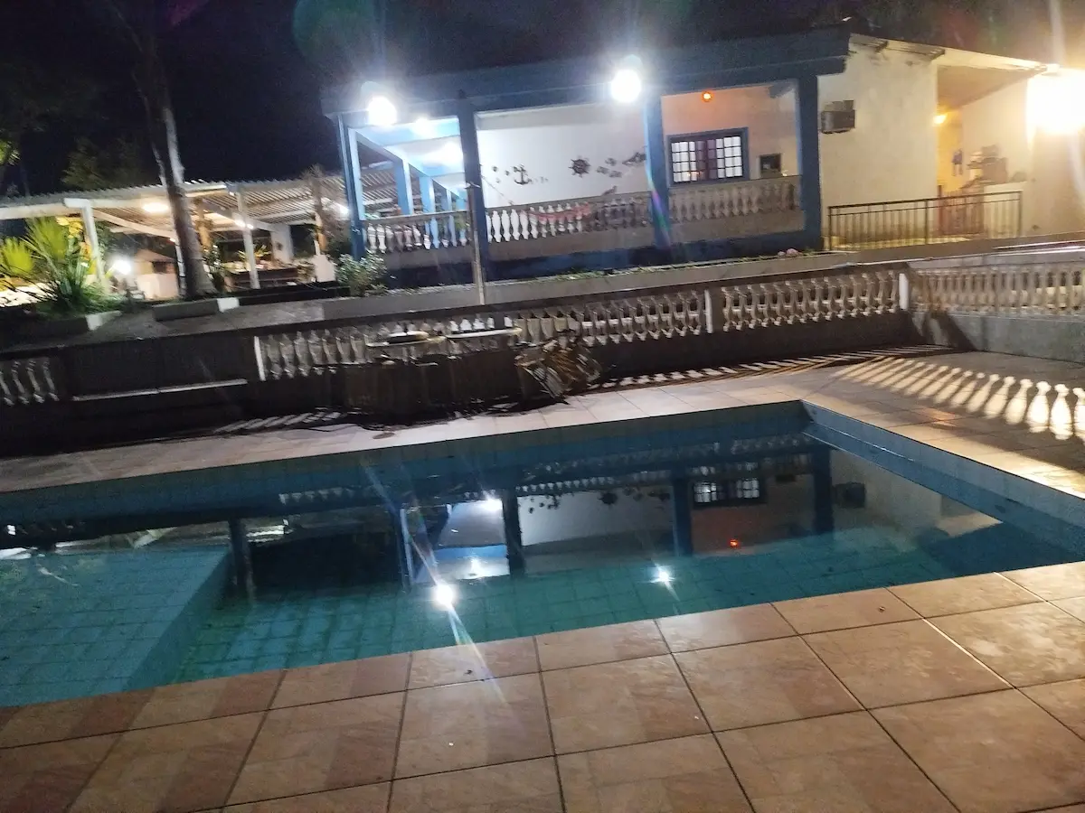 Piscina do Sítio Recanto das Hortências durante a noite